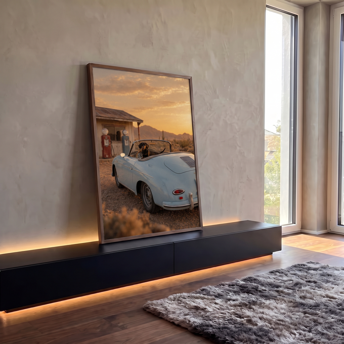 Porsche 356 azul claro com cachorro salsicha em posto antigo no pôr do sol do deserto, quadro decorativo