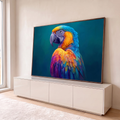 Arara de perfil com penas azuis, laranja e roxas sobre fundo azul petróleo, quadro decorativo