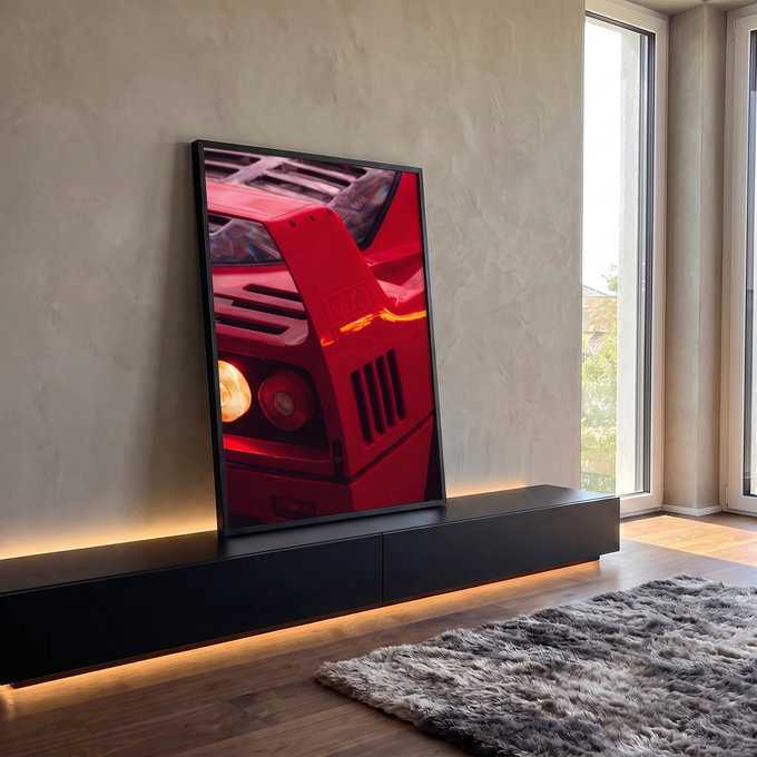 Close do spoiler e das lanternas traseiras acesas de carro esportivo clássico vermelho, quadro decorativo