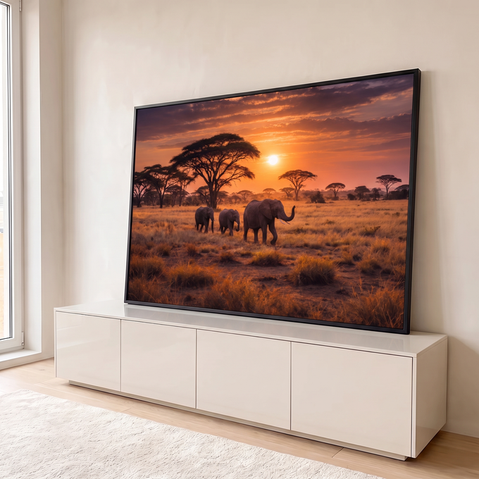 Quadro Decorativo Grande Elefantes Pôr do Sol para Sala | quadros decorativos para sala | três elefantes caminhando na savana africana sob um pôr do sol alaranjado | em Quadros para Sala | Porao dos Quadros