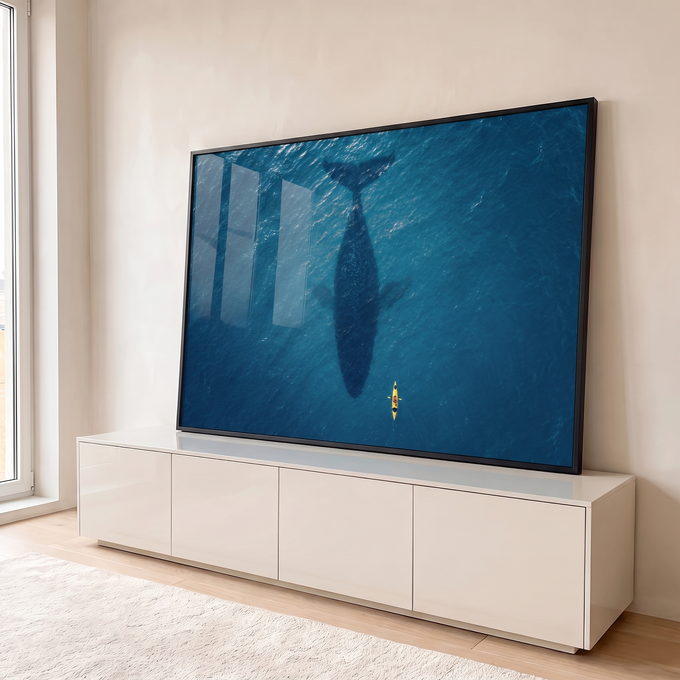Quadro Decorativo Grande Baleia Vista do Alto para Sala Azul | quadros decorativos para sala | vista aérea de uma baleia nadando ao lado de um caiaque amarelo no mar azul | em Quadros para Sala | Porao dos Quadros