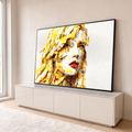 Rosto de mulher formado por blocos amarelos e brancos com lábios vermelhos, quadro decorativo