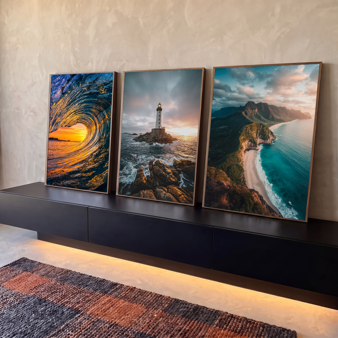 Quadro Decorativo Kit 3 Telas Mar Farol para Sala Azul | quadros decorativos para sala | tríptico com onda do mar, farol em rochas e praia vista do alto ao entardecer | em Quadros para Sala | Porao dos Quadros