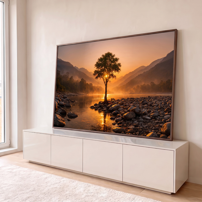 Quadro Decorativo Grande Árvore Solitária Rio para Sala | quadros decorativos para sala | árvore solitária sobre pedras à beira de rio com sol poente entre galhos e montanhas ao fundo | em Quadros para Sala | Porao dos Quadros