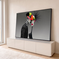 Figura surreal de terno e máscara feminina com rosto pintado em cores neon sobre fundo cinza, quadro decorativo