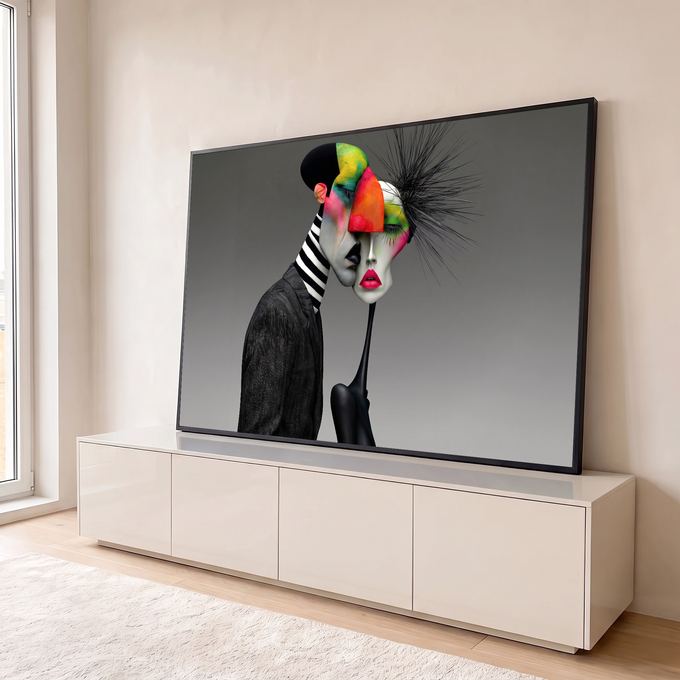 Figura surreal de terno e máscara feminina com rosto pintado em cores neon sobre fundo cinza, quadro decorativo