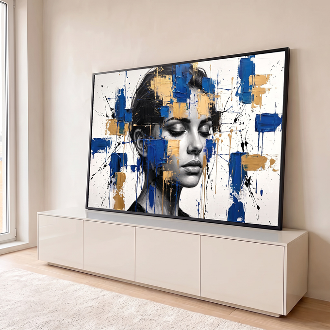 Quadro Decorativo Grande Retrato Dourado para Sala Azul | quadros decorativos para sala | rosto feminino em preto e branco coberto por blocos de tinta azul e dourada escorrida | em Quadros para Sala | Porao dos Quadros