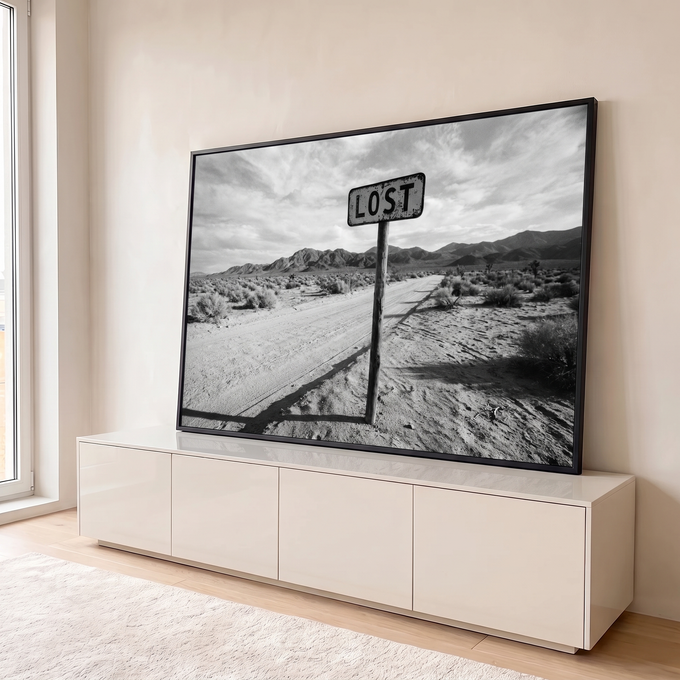 Quadro Decorativo Grande Placa Lost para Sala Preto | quadros decorativos para sala | placa de madeira com a palavra Lost em estrada de terra no deserto, preto e branco | em Quadros para Sala | Porao dos Quadros