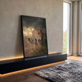 Leopardo caminhando na grama da savana sob céu escuro de tempestade com luz dourada, quadro decorativo
