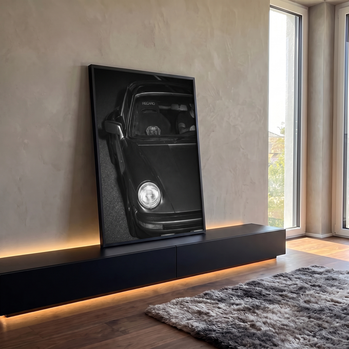 Porsche clássico preto e branco à noite com farol aceso e dachshund espiando no banco, quadro decorativo