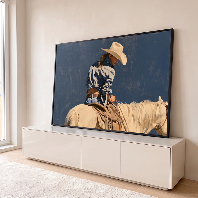 Quadro Decorativo Grande Cowgirl de Chapéu para Sala Azul | quadros decorativos para sala | cowgirl de chapéu branco montada em cavalo creme sobre fundo azul | em Quadros para Sala | Porao dos Quadros