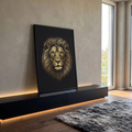 Rosto de leão frontal em traços finos dourados estilo gravura sobre fundo preto, quadro decorativo