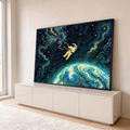 Astronauta flutuando sobre a Terra em céu estrelado com espirais azuis e douradas, quadro decorativo