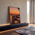 Bicicleta em píer de madeira com lampiões acesos, barcos e mar ao pôr do sol laranja, quadro decorativo