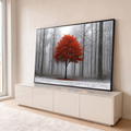 Árvore de folhas vermelhas no centro de uma floresta cinza com neblina e chão nevado, quadro decorativo