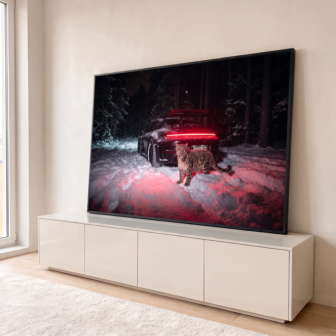 Porsche preto na floresta nevada à noite com leopardo-das-neves e lanterna vermelha, quadro decorativo