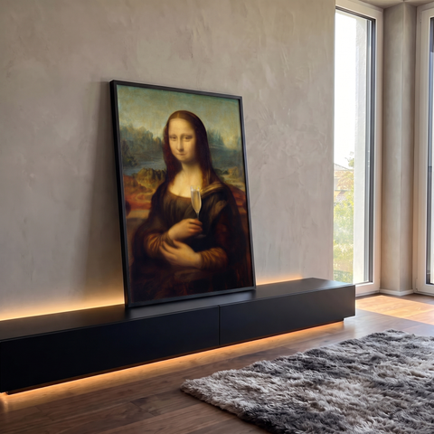 Mona Lisa de Da Vinci segurando taça de champanhe com paisagem ao fundo em tons marrons, quadro decorativo