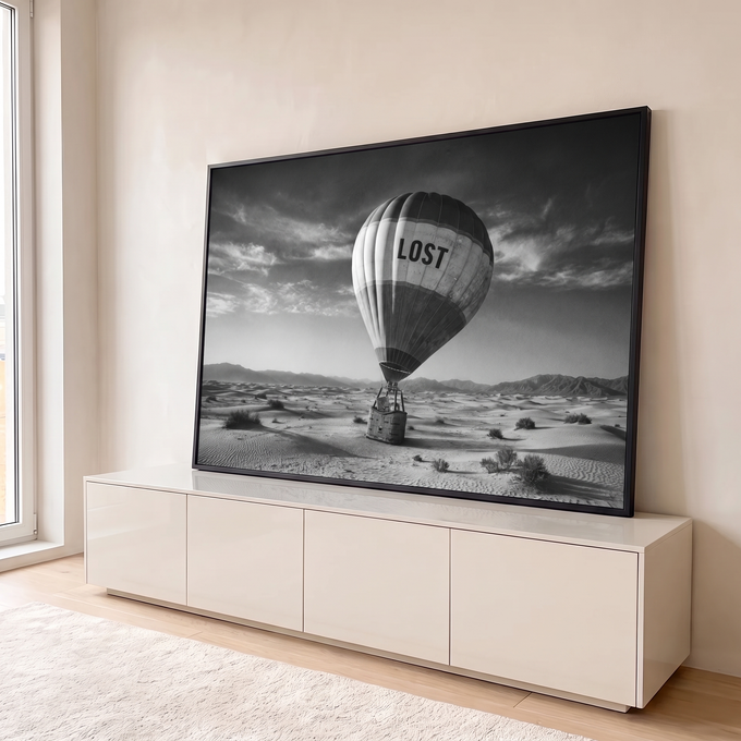 Quadro Decorativo Grande Balão Lost para Sala Preto | quadros decorativos para sala | balão de ar quente escrito LOST pousado em dunas de deserto, foto em preto e branco | em Quadros para Sala | Porao dos Quadros