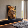 Leão de perfil em close com juba iluminada pela luz do sol na savana africana, quadro decorativo