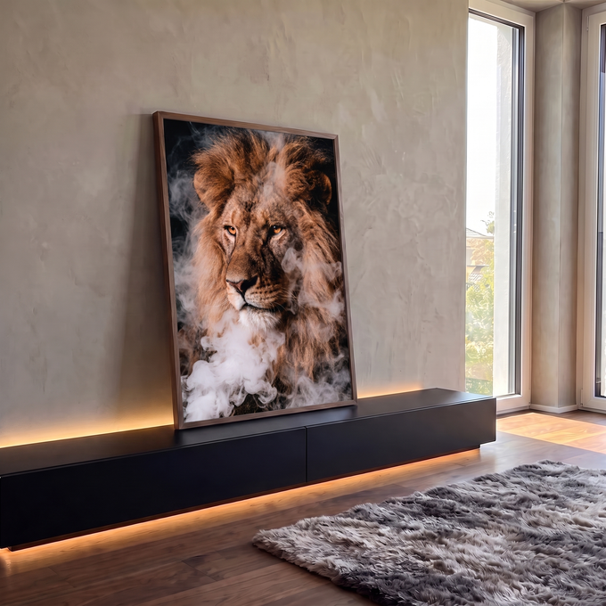 Leão de juba dourada e olhos âmbar envolto em fumaça branca sobre fundo escuro, quadro decorativo