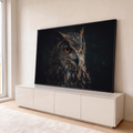Coruja-real em close-up com olhos laranja intensos e penas marrons sobre fundo escuro, quadro decorativo