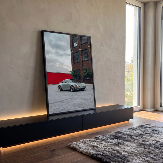 Porsche 911 retrô cinza com rodas bronze em pátio diante de prédio de tijolos, quadro decorativo