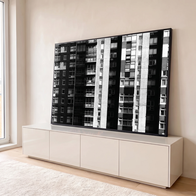 Quadro Decorativo Grande Fachada de Prédios para Sala Preto | quadros decorativos para sala | fachada de prédios em preto e branco com janelas e varandas em padrão geométrico | em Quadros para Sala | Porao dos Quadros