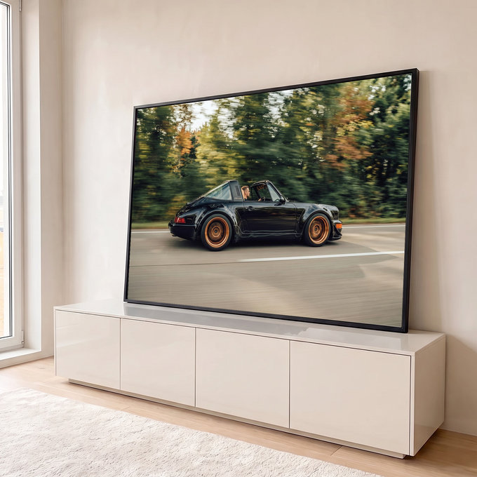 Porsche 911 Targa preto com rodas bronze em velocidade na estrada com floresta ao fundo, quadro decorativo