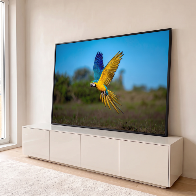 Arara-canindé azul e amarela em voo com asas abertas sobre campo verde e céu azul, quadro decorativo
