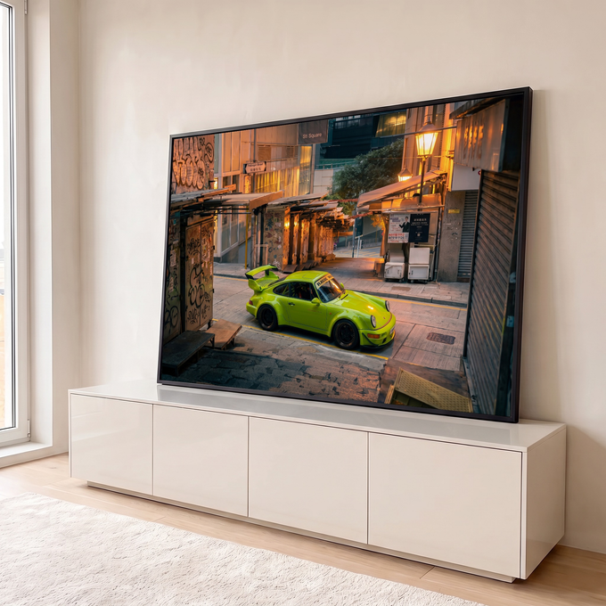 Porsche 911 verde-limão com aerofólio numa ladeira de Hong Kong com grafites e postes acesos, quadro decorativo