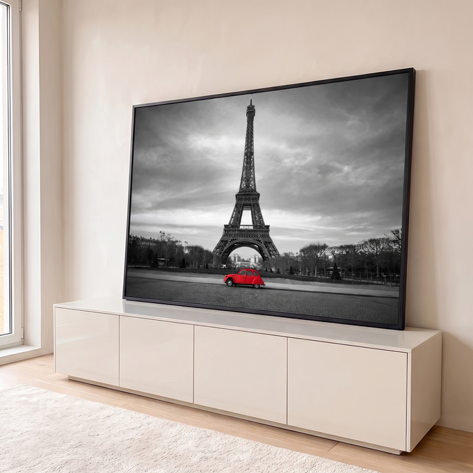 Quadro Decorativo Grande Torre Eiffel Preto para Sala | quadros decorativos para sala | Torre Eiffel em preto e branco com carro vintage vermelho em destaque na rua | em Quadros para Sala | Porao dos Quadros