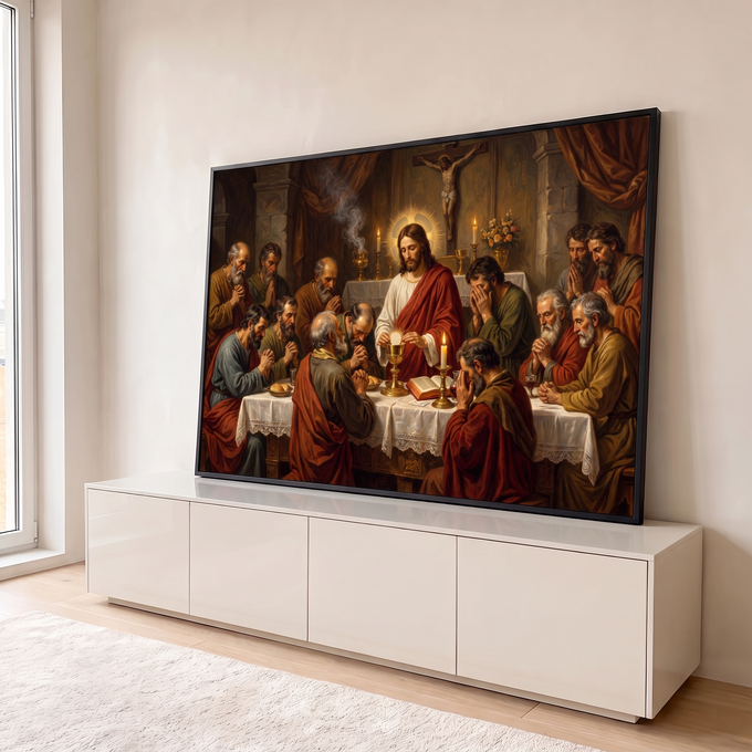 Jesus com auréola elevando hóstia sobre cálice dourado entre apóstolos orando na Santa Ceia quadro decorativo