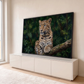 Leopardo de olhos azuis sentado em galho de árvore na selva verde, pintura realista, quadro decorativo