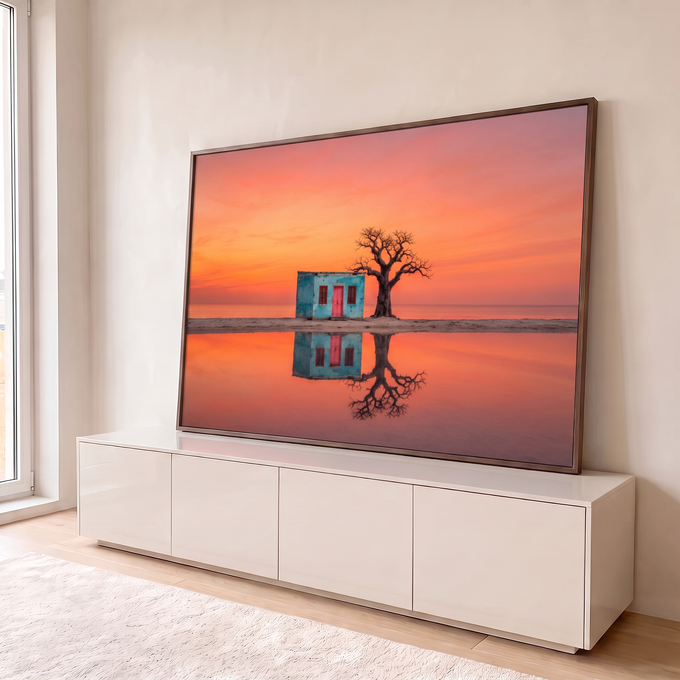 Quadro Decorativo Grande Casa Azul para Sala Laranja | quadros decorativos para sala | casa azul-turquesa com porta rosa e árvore seca refletidas em pôr do sol alaranjado | em Quadros para Sala | Porao dos Quadros