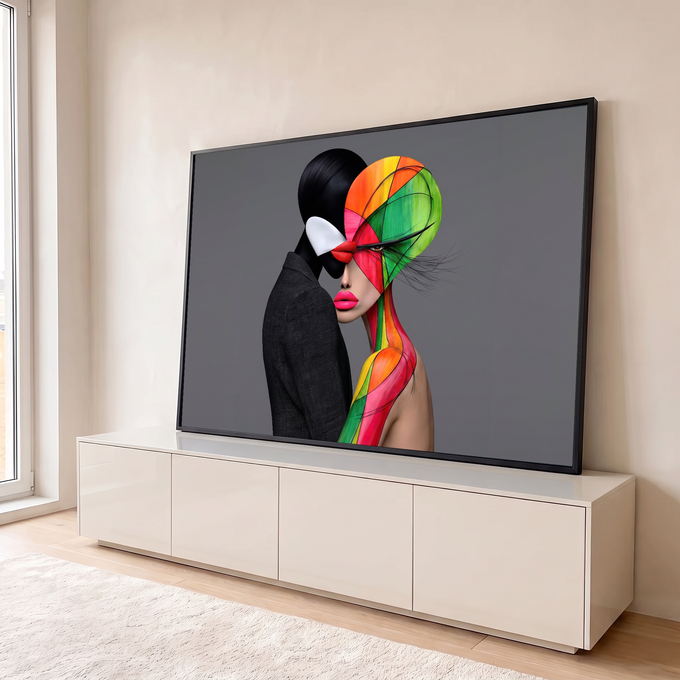 Mulher com rosto em vitral geométrico colorido beijada por figura preta sem rosto, fundo cinza, quadro decorativo