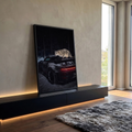 Leopardo das neves sobre carro esportivo preto em floresta nevada à noite, quadro decorativo