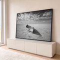Quadro Decorativo Grande Barco com Palavra para Sala Preto | quadros decorativos para sala | barco de madeira encalhado em terra rachada com a palavra home, céu nublado em preto e branco | em Quadros para Sala | Porao dos Quadros