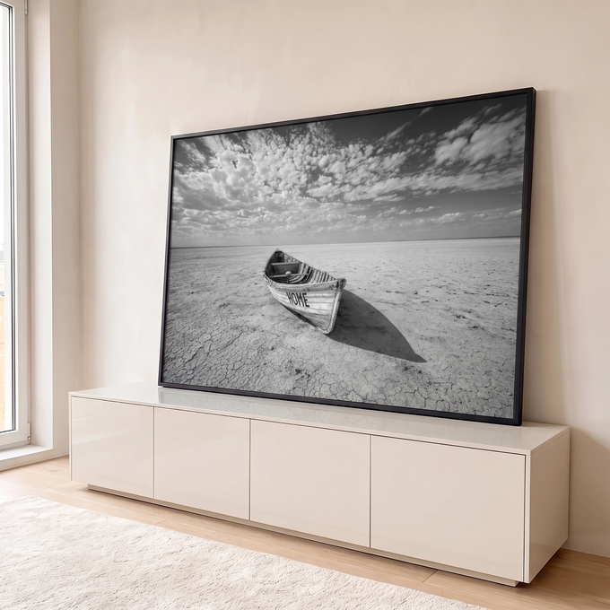 Quadro Decorativo Grande Barco com Palavra para Sala Preto | quadros decorativos para sala | barco de madeira encalhado em terra rachada com a palavra home, céu nublado em preto e branco | em Quadros para Sala | Porao dos Quadros