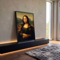 Mona Lisa de Leonardo da Vinci com mãos cruzadas e paisagem ao fundo em tons marrons, quadro decorativo
