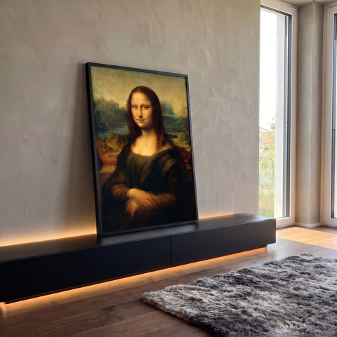 Mona Lisa de Leonardo da Vinci com mãos cruzadas e paisagem ao fundo em tons marrons, quadro decorativo