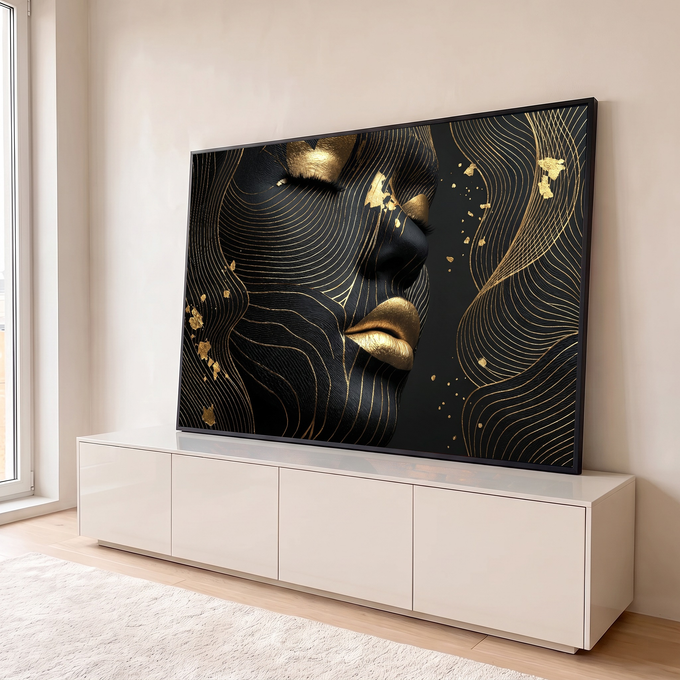 Rosto feminino preto de olhos fechados com linhas e folha de ouro e lábios dourados, quadro decorativo