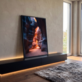 Cânion estreito de arenito com paredes azuladas e luz alaranjada ao fundo, quadro decorativo