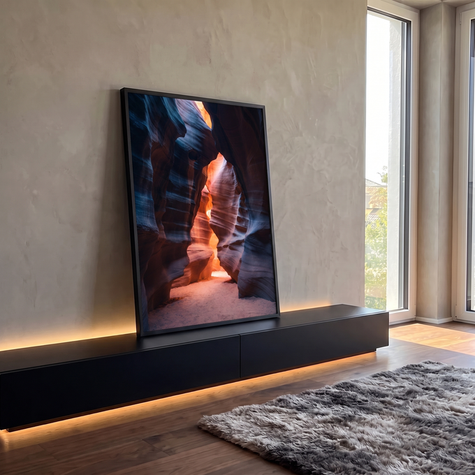 Cânion estreito de arenito com paredes azuladas e luz alaranjada ao fundo, quadro decorativo