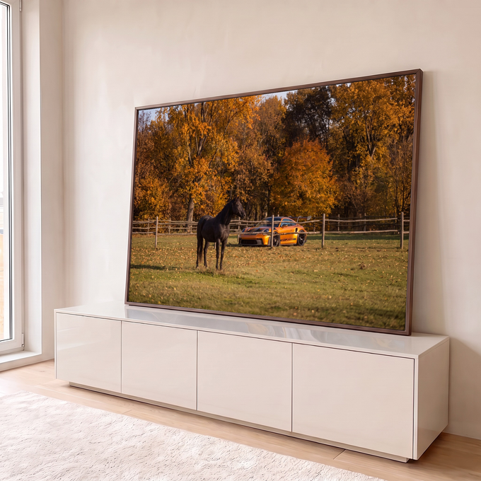 Cavalo preto no pasto com Porsche laranja e árvores de outono ao fundo, quadro decorativo