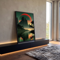 Sol vermelho listrado atrás de montanhas, palmeiras e reflexo em lago verde, quadro decorativo