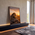 Quadro Decorativo Grande Leão na Savana para Sala Dourado | quadros decorativos para sala | leão deitado em rocha com savana e pôr do sol ao fundo | em Quadros para Sala | Porao dos Quadros