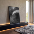 Onda gigante do mar arrebentando sob céu de tempestade em fotografia preto e branco, quadro decorativo