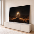 Jesus ajoelhado orando no deserto sob céu estrelado com halo de luz dourada, quadro decorativo