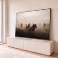 Cavalos galopando em meio à poeira com cavaleiros ao fundo em tons de bege e sépia, quadro decorativo