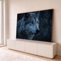 Retrato em close de lobo cinzento com olhos âmbar sobre fundo azul escuro, quadro decorativo